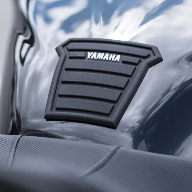 Pad Réservoir Yamaha NIKEN – Protection Caoutchouc Noir Officielle Yamaha – Image 2