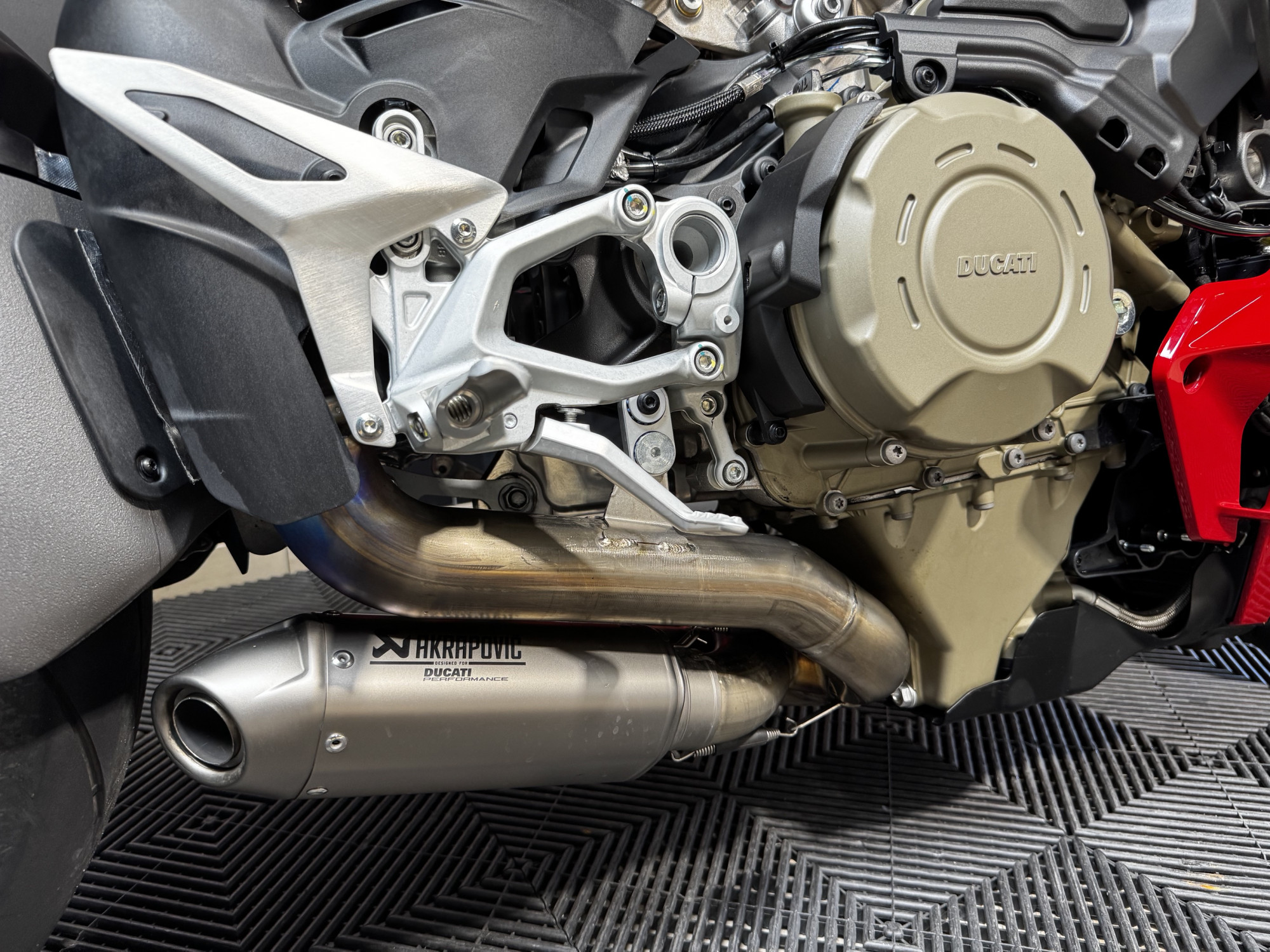 DUCATI STREETFIGHTER V4 S AKRAPOVIC - A PARTIR DE 394€/MOIS – Image 5